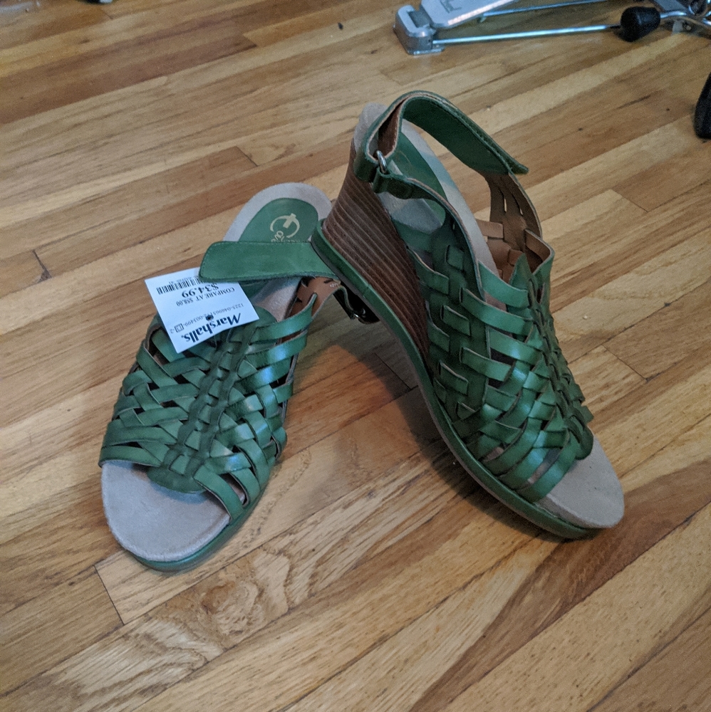 NWT Petra Grass Green sandals